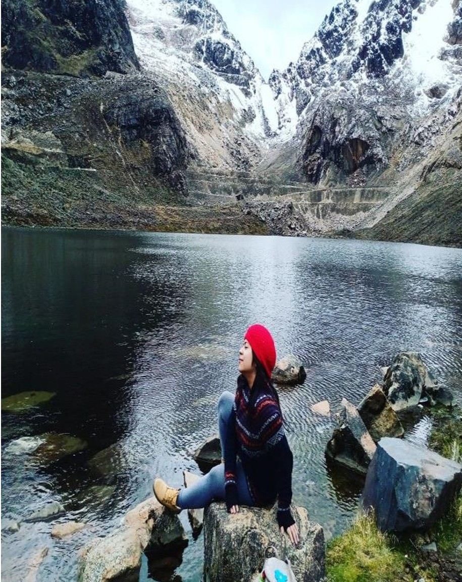 Viajera frente a una laguna glaciar cerca de Punta Olímpica